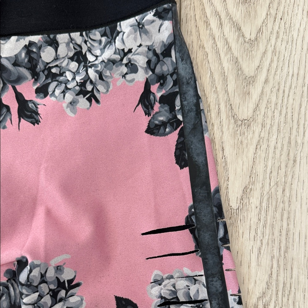 Ultracor Leggings in Pink and Black Floral - Picture 3 of 8